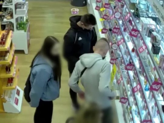 Policja ustala kto odwiedził sklep w CH Ogrody [WIDEO]