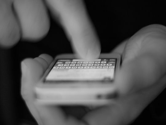 Policja w Elblągu ostrzega przed sms-em od "kuriera"
