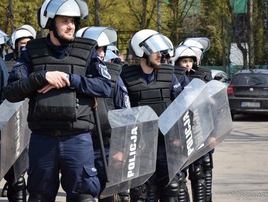 Policjanci ćwiczyli na stadionie w Elblągu [FOTO]