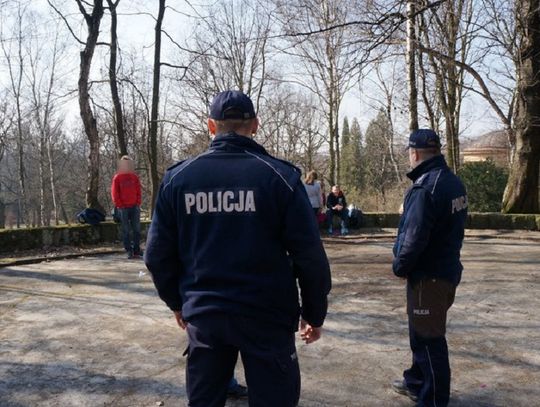 Policjanci na długiej przerwie pod szkołami w Elblągu