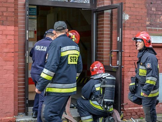 Policjanci wyjaśniają okoliczności pożaru na terenie szkoły podstawowej w Elblągu 
