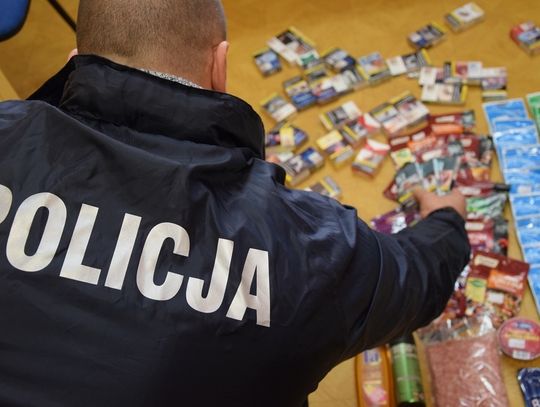 Policjanci z Elbląga zatrzymali dwóch mężczyzn w wieku 21 i 23 lat. Kradli papierosy, słodycze, gumy do żucia, a nawet przyprawy