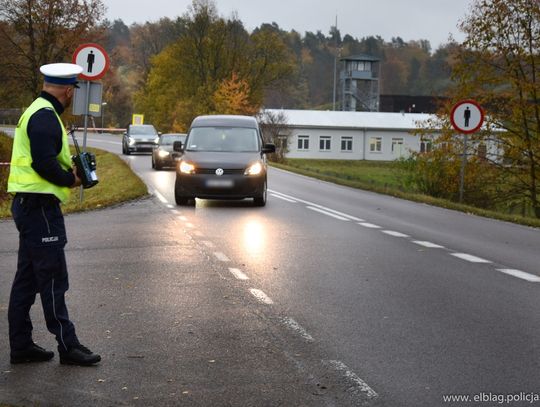 Policjant na skrzyżowaniu. Znasz te sygnały?