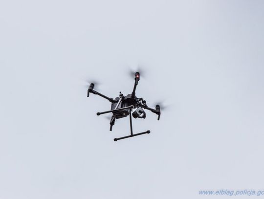 Policyjne działania z powietrza w Elblągu. Nad S7 lata dron