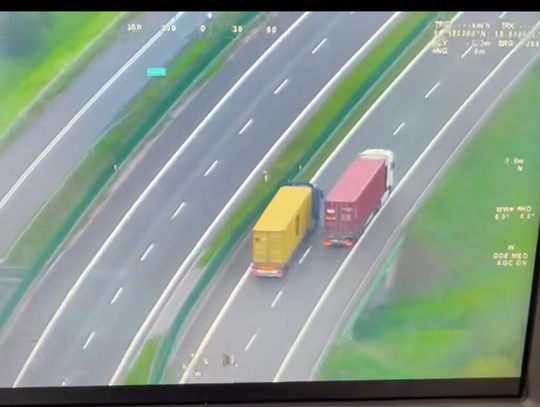 Policyjny śmigłowiec Bell nad S7 [WIDEO]