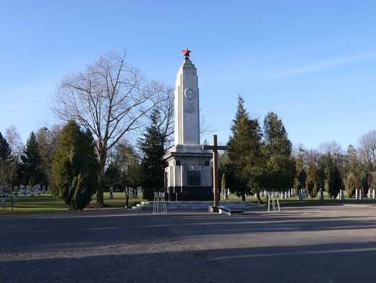 Pomnik bez "sierpa i młota"? IPN wydał opinię