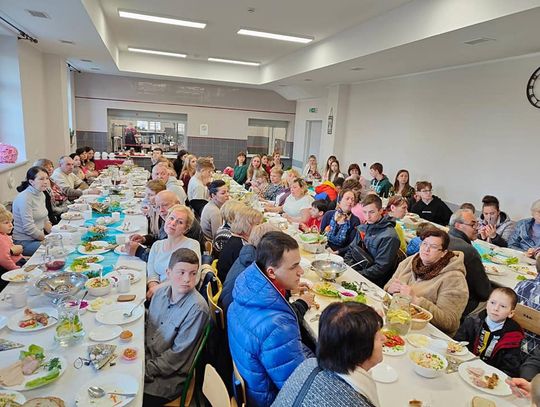 Ponad 100 uchodźców wzięło udział w śniadaniu wielkanocnym