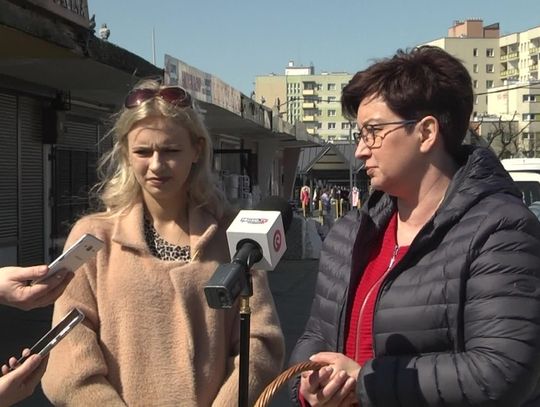 Poselskie zakupy na elbląskim targowisku. "Sytuacja jest coraz gorsza"