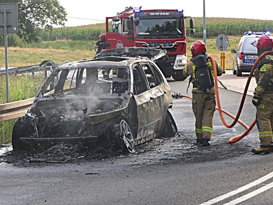 Pożar BMW na zjeździe na S22 [ZDJĘCIA]