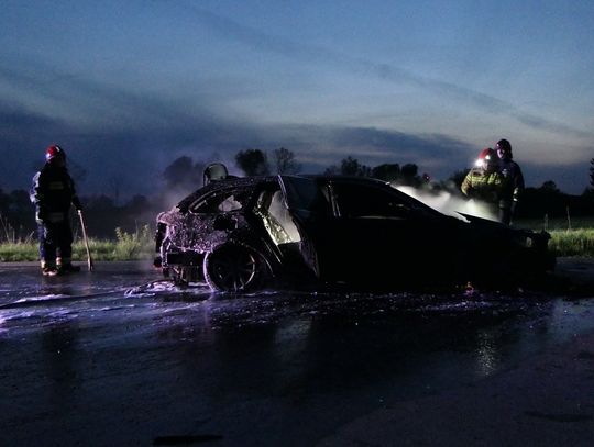 Pożar BMW przy starej siódemce. Auto doszczętnie spłonęło