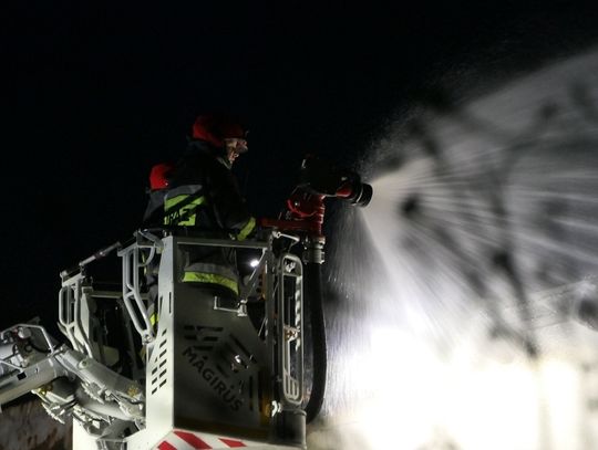 Pożar budynku wielorodzinnego na Dębowej. W akcji brało udział 20 strażaków