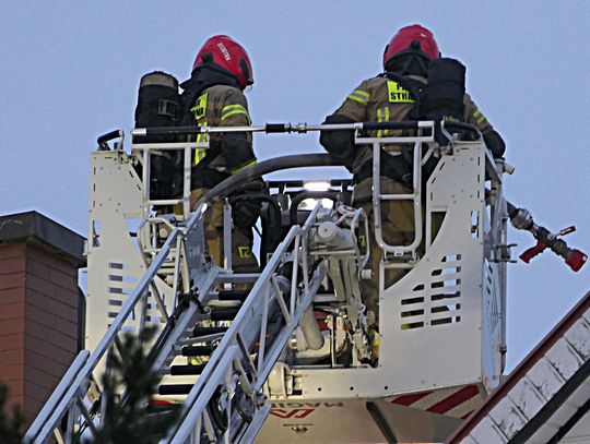 Pożar na Warmińskiej. Z ogniem walczyło 15 strażaków