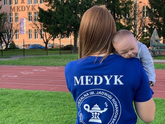 Praca z dziećmi może być Twoją przyszłością. Medyk zaprasza na bezpłatną naukę