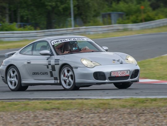 Prezent last minute w 5 minut: jak uratować sytuację voucherem na jazdę po torze?