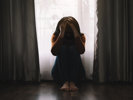 Problem, którego wciąż nie chcemy widzieć – depresja nastolatków zaczyna się po cichu.