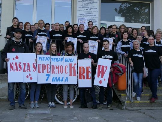 Protestują pomagając