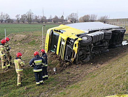 Przebił barierę ochronną i wjechał do rowu. Utrudnienia na S7