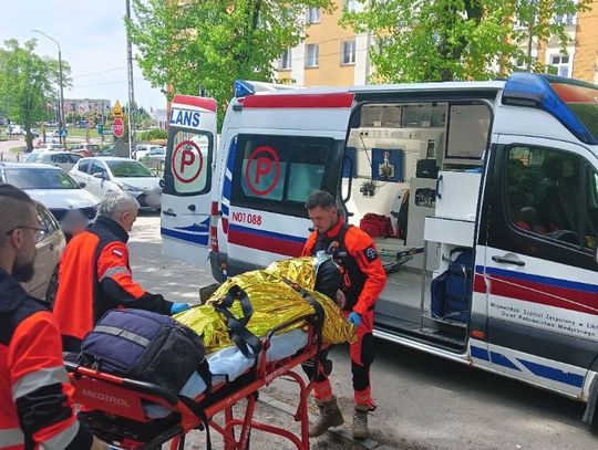 Przechodnie byli obok, ale nie pomogli. Dopiero patrol zauważył nieprzytomnego mężczyznę