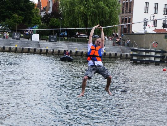 Przechodzili przez rzekę Elbląg