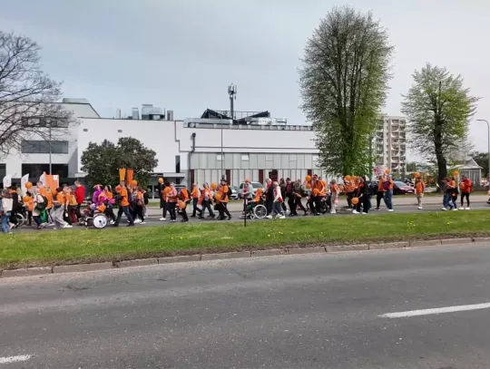 Przeszli ulicami Elbląga, by wesprzeć osoby z niepełnosprawnością