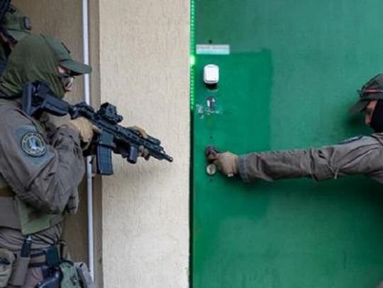 Przeszukanie w Suchaczu. 4 osoby zatrzymane