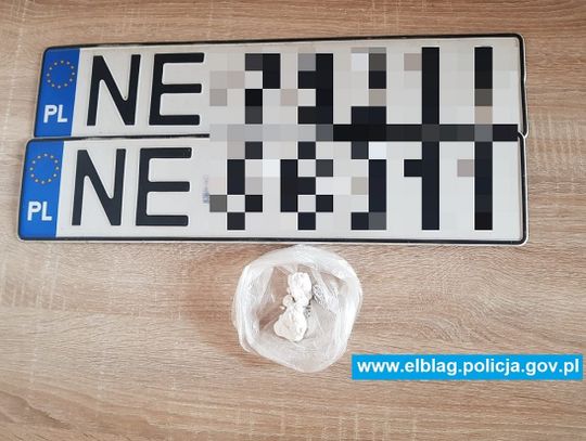 Przyjechał pod Komendę Policji w Elblągu. Miał przy sobie narkotyki i kradzione tablice rejestracyjne