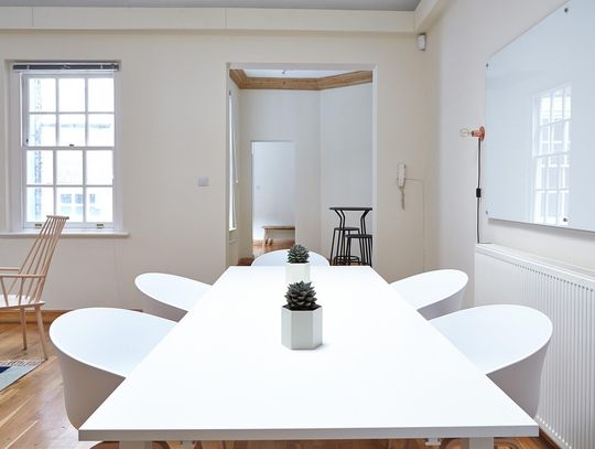 Przyszłość spotkań biznesowych - Odkryj nowoczesne stoły konferencyjne, które inspirują!