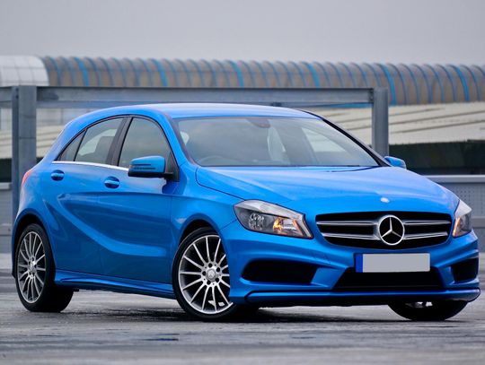 Ramki reklamowe dla branży motoryzacyjnej - skuteczny sposób na mobilną promocję