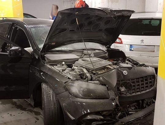 Rozbił się Mercedesem na filarze na parkingu w CH Ogrody. 20-latek stracił prawo jazdy!