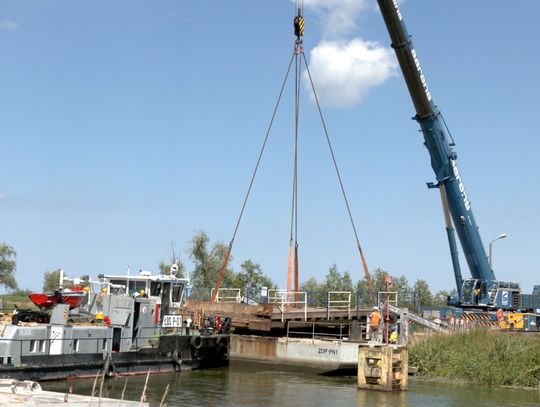 Rozbiórka mostu pontonowego w Nowakowie [WIDEO]