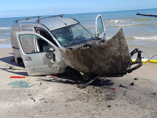 Rozbity samochód na plaży w Łebie