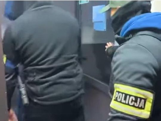 Rozebrali go, przywiązali do krzesła i bili