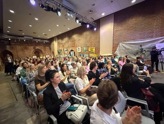 Rozmowy o szczęściu i rozwoju. Kobiecy event w Bibliotece Elbląskiej [WIDEO]