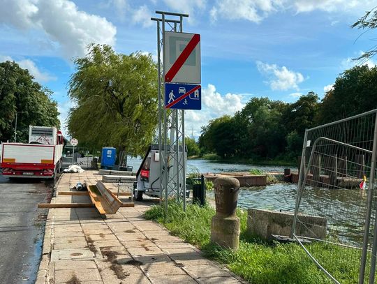 Ruszyła budowa tymczasowej przeprawy przez rzekę Elbląg. Będą zmiany dla kierowców [FOTO]