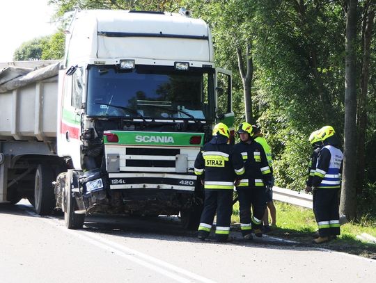 Samochód ciężarowy przebił barierę ochronną na trasie Elbląg-Malbork