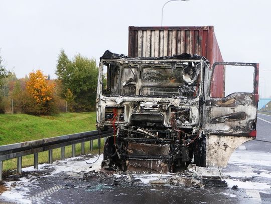 Samochód ciężarowy spłonął na drodze S22. Z pojazdu wypadł tłok, następnie stanął w płomieniach