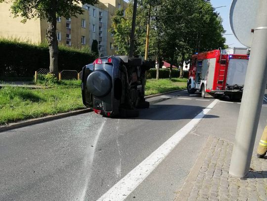 Samochód na boku po zderzeniu na Królewieckiej