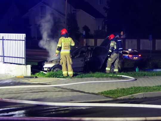 Samochód spłonął, a kierowca uciekł [FILM I ZDJĘCIA]