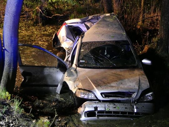 Samochód wpadł do rowu z wodą. Strażacy przeczesują teren, policja szuka świadków!