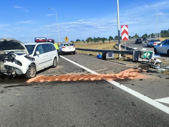 Samochód wylądował na barierach. Utrudnienia na S7