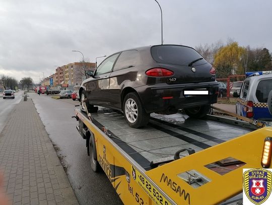 Samochody trafiły na lawetę. Straż Miejska w Elblągu przypomina o obowiązkach!