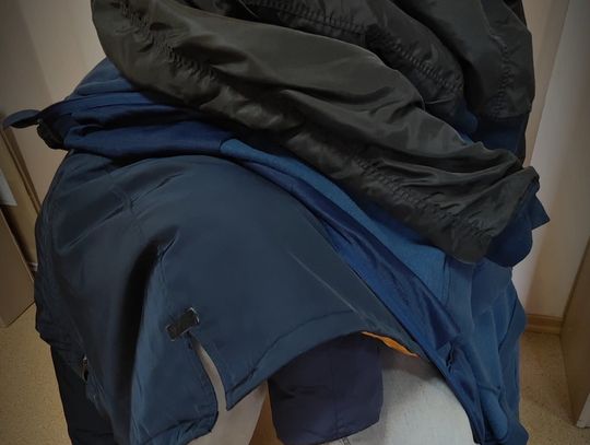 Schował się pod stertą ubrań przed policjantami