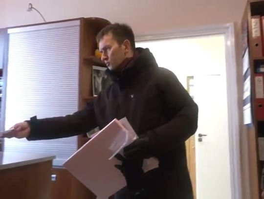 "Segregować można śmieci, a nie ludzi". Pikieta pod biurem posła Krasulskiego