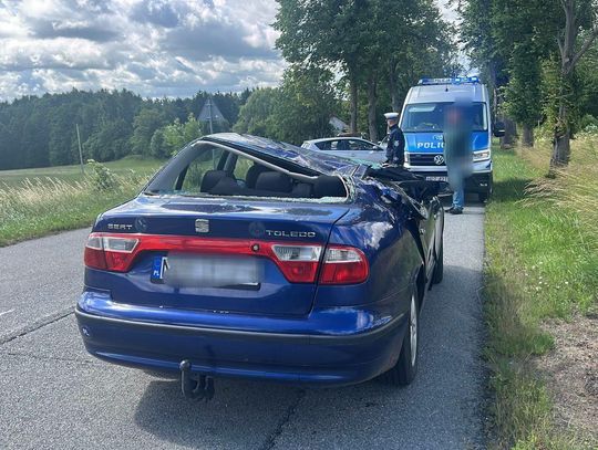 Sekundy od tragedii. Drzewo runęło prosto na jadącego Seata!