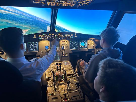 Skaner, bramka i biała lista. Uczniowie ZSG ćwiczą  umiejętności w klasie lotniczej [WIDEO]