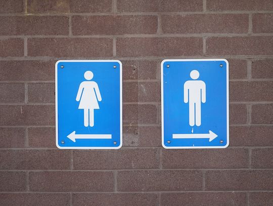 4-latka nie mogła skorzystać z toalety. Czy sklep ma prawo odmówić?