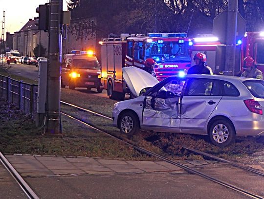 Skoda zderzyła się z tramwajem na skrzyżowaniu ulic Robotnicza-Obrońców Pokoju