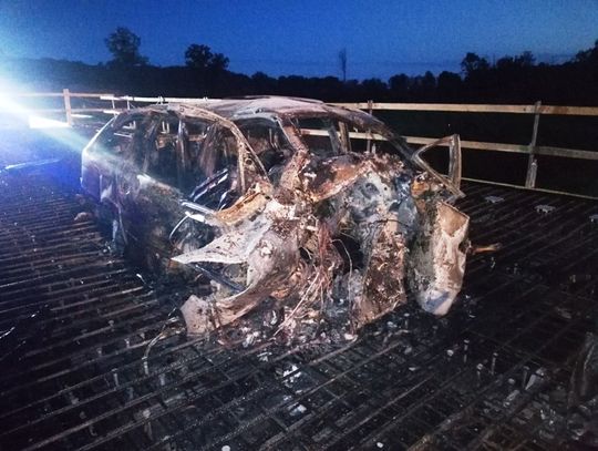 Śmiertelny wypadek na trasie Braniewo – Frombork.  "Auto po uderzeniu stanęło w płomieniach"