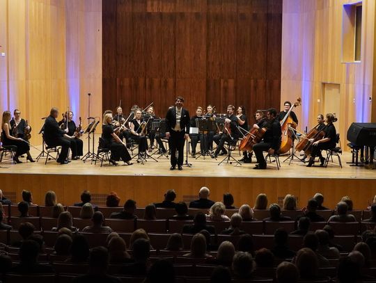 Smyczki w blasku nocy – muzyka, która przemienia