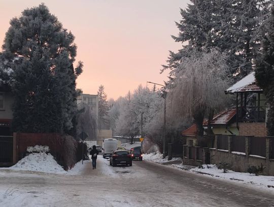 Sople nad głową i śnieg na dachu. Zimowe zaniedbania mogą słono kosztować